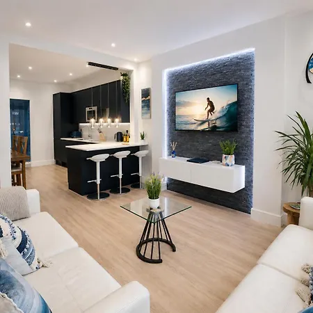Coastline Retreats - Cloud9: Luxury Garden Flat with Modern Amenities-2